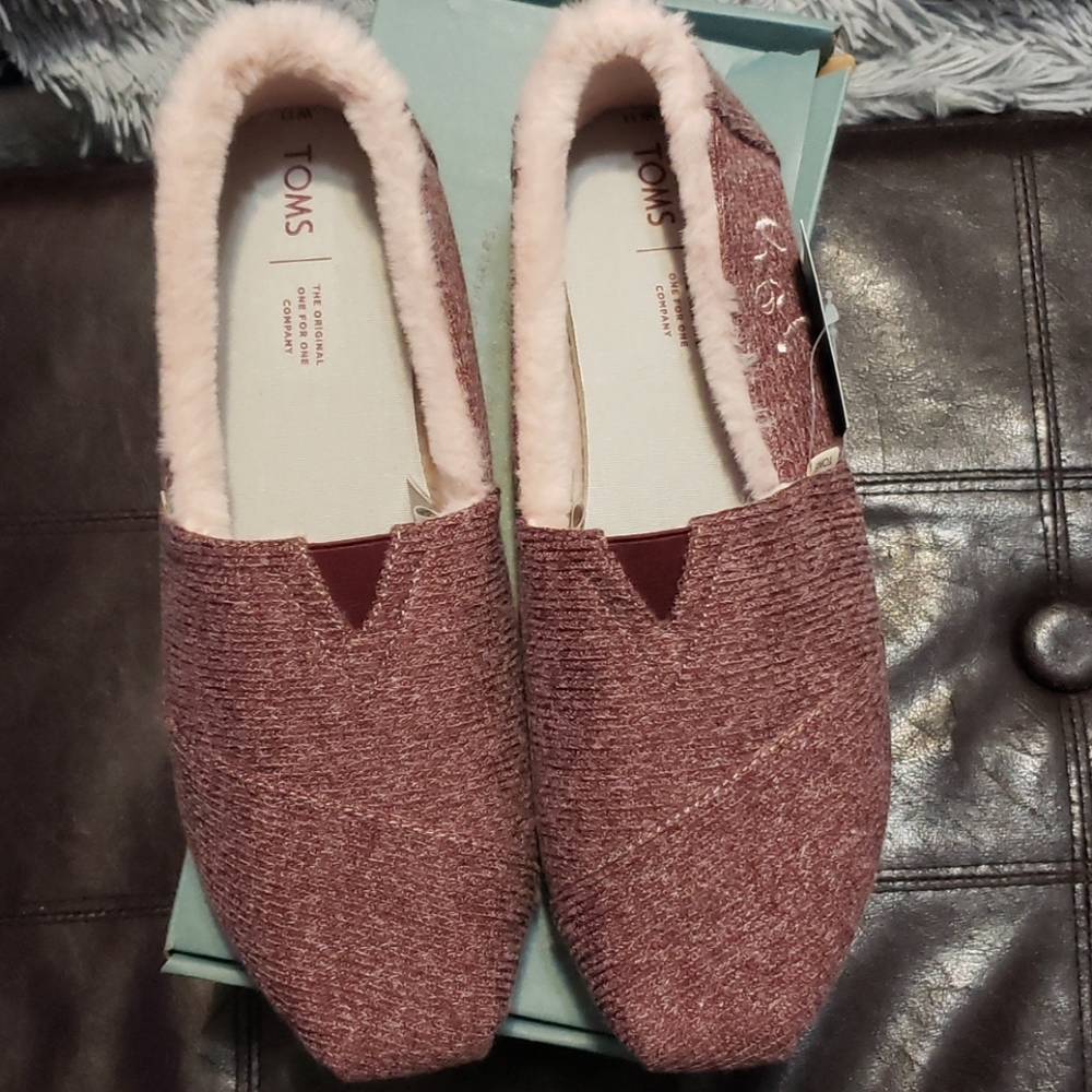 NWT Tom's burgundy sweater knit